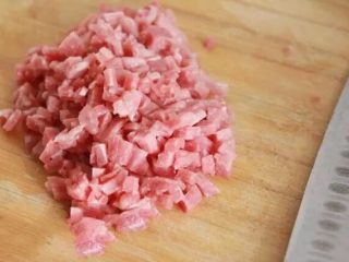 3、胡萝卜肉末粥,猪肉也切成丁备用