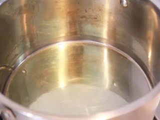 4、胡萝卜肉末粥,锅里倒入少许油，热锅冷油哦