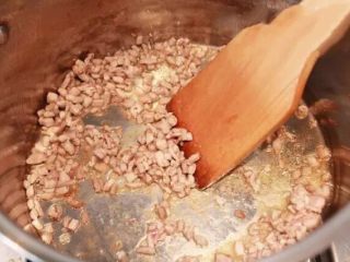 5、胡萝卜肉末粥,先煸炒肉末