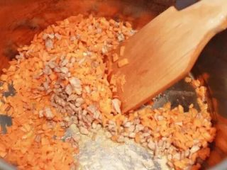 6、胡萝卜肉末粥,然后加入胡萝卜一起煸炒~胡萝卜里面富含丰富的维生素A，但是维生素A是脂溶性维生素，所以用油炒一下最好啦~