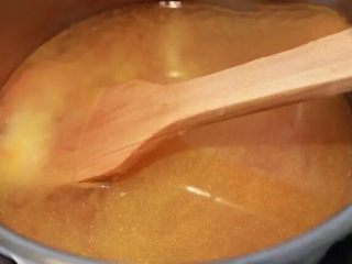 7、胡萝卜肉末粥,都炒好后，倒水，水沸腾后，倒入泡好的米