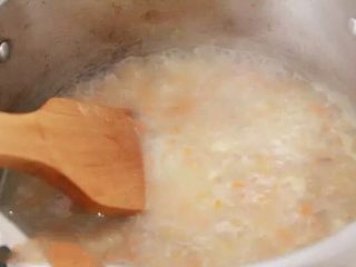 8、胡萝卜肉末粥,待到水再次沸腾后，转小火慢慢煮