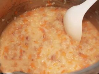 9、胡萝卜肉末粥,边煮边搅和，防止糊底，直到把米煮到黏糊，就可以了