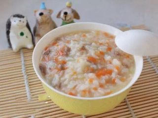 10、胡萝卜肉末粥,最后出锅前加入少许的盐和鸡精调味即可~是不是吃完就觉得满血复活了，上班去咯~！