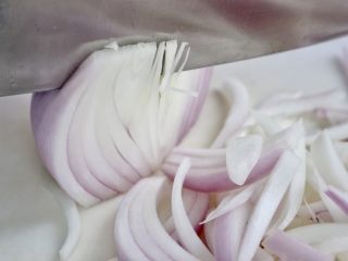 2、香辣虾,洋葱切丝