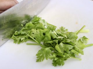 3、香辣虾,香菜切段