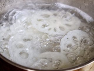 5、香辣虾,藕片焯水