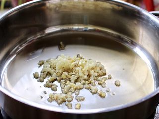 13、香辣虾,放入蒜姜末