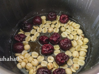 5、糯米红豆糕,红枣、莲子用电饭煲蒸熟，放凉待用。