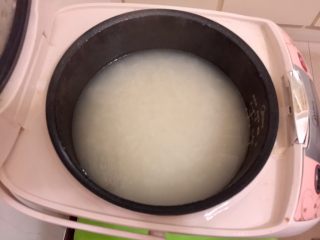 1、偷懒省时版皮蛋瘦肉粥,利用家里现有的电饭煲或者电压力锅煮一锅白粥，水要比平时煮粥更多一些，因为还要用砂锅熬煮，煮前加入一点食用油（不要用花生油菜籽油等味道太重的）可以使粥更香滑。如果早上吃，可以晚上就洗米下锅预约上，早上起来粥就ok了