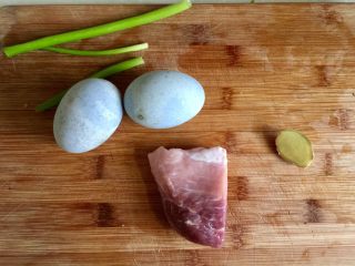 2、偷懒省时版皮蛋瘦肉粥,其他食材：两个皮蛋，瘦猪肉一小块，小葱葱绿一根，姜一小片