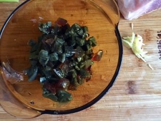 3、偷懒省时版皮蛋瘦肉粥,皮蛋剥皮切小块，姜去皮洗净切丝