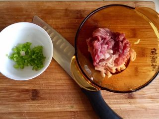 4、偷懒省时版皮蛋瘦肉粥,葱绿切末，猪肉切丝