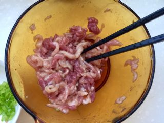 5、偷懒省时版皮蛋瘦肉粥,猪肉中加入一点食用油，少许料酒，少许食盐，一点白胡椒粉和生姜粉，拌匀腌制20分钟，可以下皮蛋后煮粥时准备