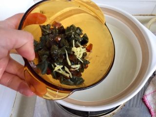 6、偷懒省时版皮蛋瘦肉粥,把粥好的白粥转移到大砂锅中，煮开转小火加入生姜丝皮蛋碎