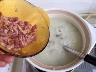 8、偷懒省时版皮蛋瘦肉粥,加入腌制好的肉丝