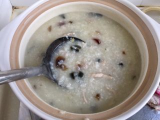 9、偷懒省时版皮蛋瘦肉粥,搅拌均匀，继续炖煮10分钟，中间多搅拌几次，以免粘锅底