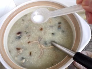 10、偷懒省时版皮蛋瘦肉粥,根据个人口味，加入适量食盐调味