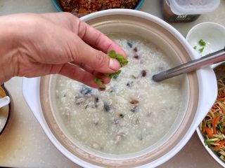 11、偷懒省时版皮蛋瘦肉粥,出锅，撒上葱末