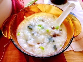 14、偷懒省时版皮蛋瘦肉粥,来一碗懒人皮蛋瘦肉粥，暖暖胃吧(o^^o)