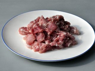 4、水煮肉片, 将熟的杏鲍菇铺在碗底。