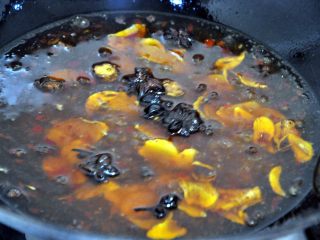 8、水煮肉片,倒入适量的水。