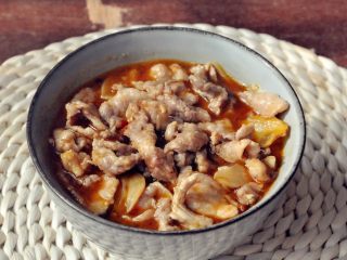 11、水煮肉片,汤带肉倒进铺了杏鲍菇的碗里（菜的部分可以随心替换，我比较喜欢丝瓜和金针菇，莴笋和豆芽也不错）