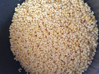 1、蔓越莓绿豆糕,绿豆提前3小时泡发，中途换两次水。