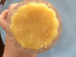 10、蔓越莓绿豆糕,月饼模具刷油，或者轻撒一层炒熟的面粉，放入豆沙，压出喜欢的图案即可。