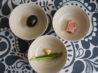 3、皮蛋瘦肉粥,皮蛋剥壳洗净,猪瘦肉、葱、姜也都洗干净。