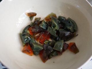 4、皮蛋瘦肉粥,皮蛋切成小块。