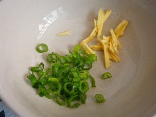 5、皮蛋瘦肉粥,姜切细丝,葱切成葱花。