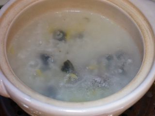 8、皮蛋瘦肉粥,大概熬到大米有点开花的程度就放入一半的皮蛋和全部的姜丝,搅拌一下继续熬,放一半的皮蛋是为了把味道熬进粥里,吃起来会更香。