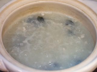 10、皮蛋瘦肉粥,等粥已经基本熬成,放入瘦肉丁搅拌一下,很快就变色说明肉已经熟了。