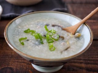 12、皮蛋瘦肉粥,出锅盛碗,撒点葱花,大功告成!