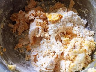 3、芝心芝麻南瓜饼,少量多次的加水，先拌成絮状