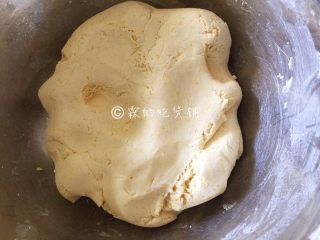 4、芝心芝麻南瓜饼,再揉成一个，湿润但不粘手的面团