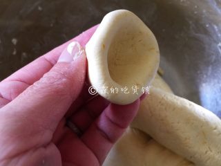 6、芝心芝麻南瓜饼,南瓜面团摘成适量大小的剂子，中间捏成个洞