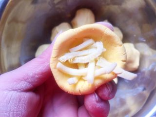 7、芝心芝麻南瓜饼,放入芝士