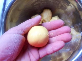 8、芝心芝麻南瓜饼,随后收口，揉圆