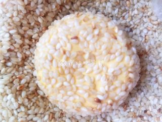 10、芝心芝麻南瓜饼,两面和四周都粘上芝麻