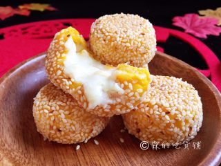 12、芝心芝麻南瓜饼,不粘锅里放少量的油，小火慢煎，一面金黄后翻面（图中中间的是翻过面的，和没有翻过的应该看得出区别的吧）。等还有一面也煎成金黄色，用锅铲轻轻的碰一下，小饼有种软绵绵的感觉的时候就是熟了