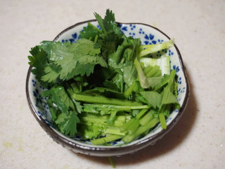 1、美味私房茄子,将香菜切成段