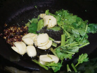 4、美味私房茄子,锅内倒芝麻油，下花椒粒、大蒜、香菜炒香