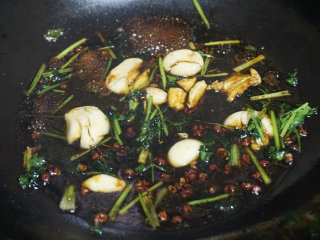 5、美味私房茄子,然后倒入陈醋、酱油、白糖调味