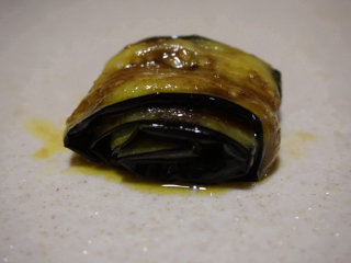 7、美味私房茄子,将浸泡入味的茄子取出卷成卷装盘