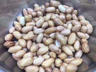 1、营养早餐 肉末雪菜玉米面粥,泡发好的花生米。