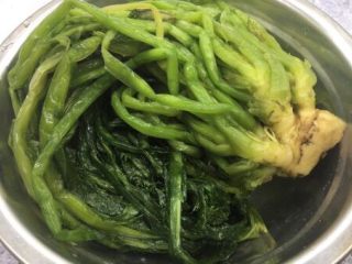 3、营养早餐 肉末雪菜玉米面粥,雪菜是腌制品,需要用水泡至少半个小时,将其中的盐分析出,再反复清洗几遍,挤干水分。