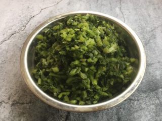 4、营养早餐 肉末雪菜玉米面粥,将雪菜的梗去掉,切成雪菜末。