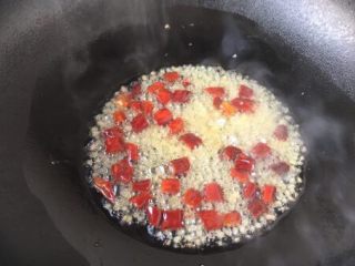 5、营养早餐 肉末雪菜玉米面粥,热锅凉油,放入姜末和辣椒,炒出香味。